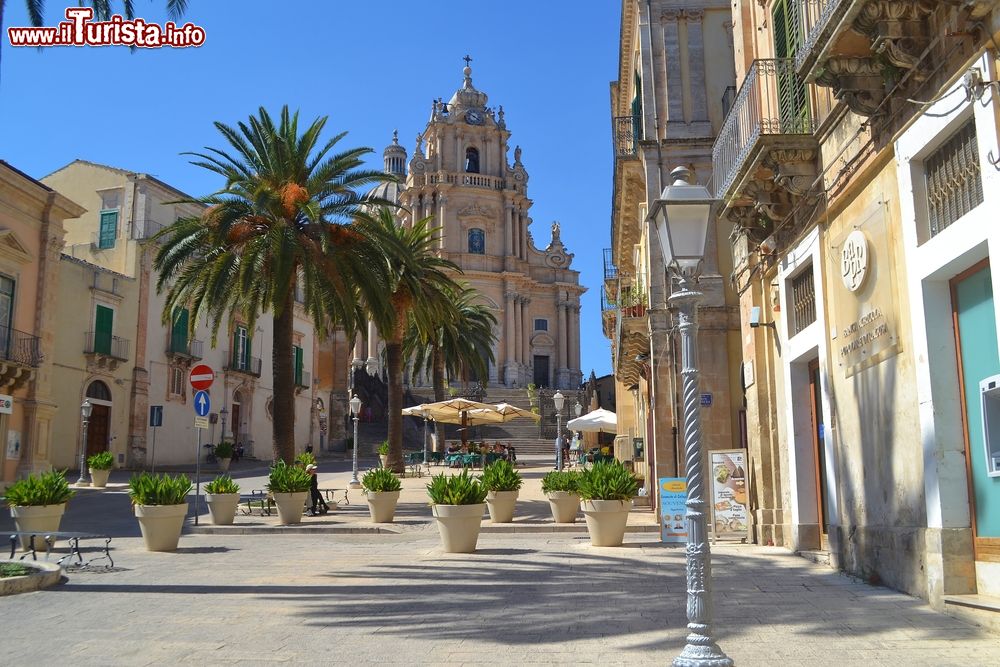 Immagine Piazza del Duomo a Ragusa, Sicilia, Italia. Attraverso la piazza si raggiunge la scalinata che porta al bellissimo duomo di San Giorgio costruito su progetto di Rosario Gagliardi. La prima pietra fu posta nel Giungo del 1739.