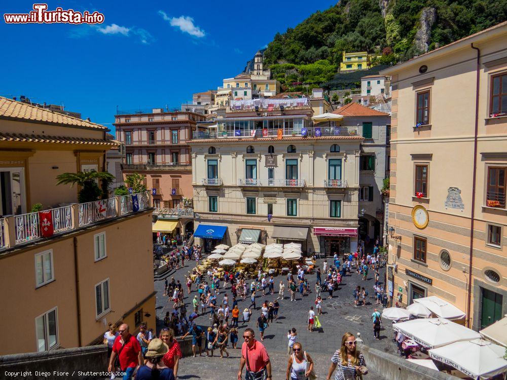 Immagine Piazza del Duomo in una giornata di sole a Amalfi, Campania. Un suggestivo scorcio del piazzale antistante il duomo cittadino visto dalla scalinata che accompagna all'edificio religioso. Costruito in stile arabo-siciliano, è dedicato a Sant'Andrea - © Diego Fiore / Shutterstock.com