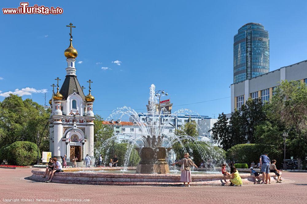 Immagine Piazza del Lavoro a Ekaterinburg con la fontana del fiore di pietra (1960, architetto Pyotr Demintsev) e la chiesetta di Santa Caterina (1987-1988, architetto Alexander Dolgov) - © Mikhail Markovskiy / Shutterstock.com