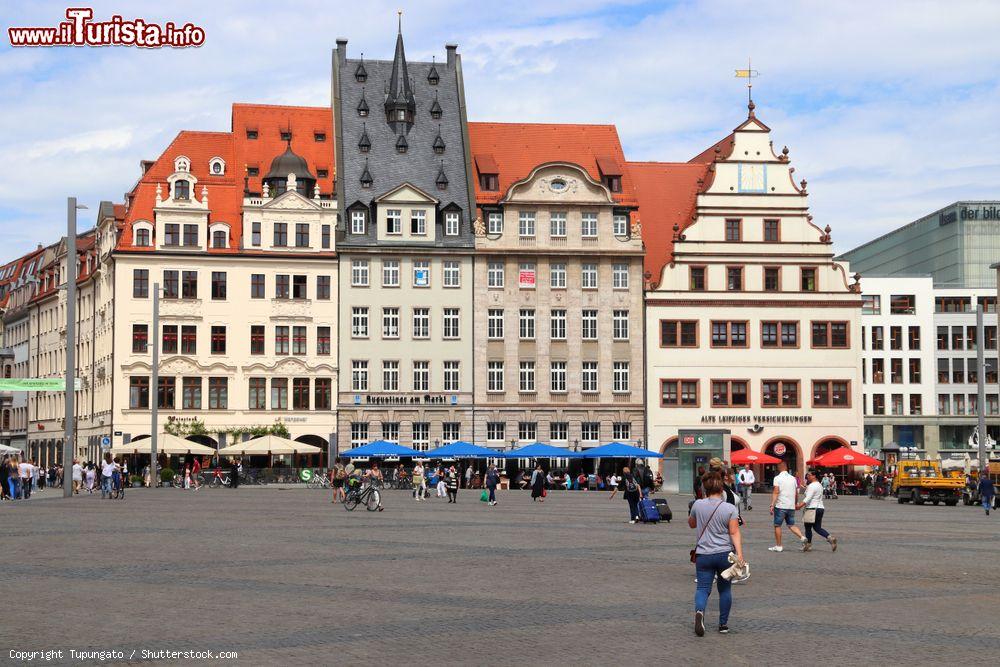 Immagine Piazza del Mercato a Lipsia (Germania) con gente a passeggio. Lipsia è per grandezza la decima città del paese co oltre 500 mila abitanti - © Tupungato / Shutterstock.com
