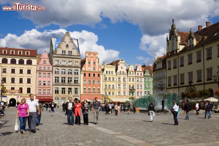 Immagine Turisti in Piazza del Mercato a Breslavia, Polonia - La città vecchia di Breslavia è una delle meglio conservate di tutta Europa. Ogni anno è visitata da migliaia di turisti © Solodovnikova Elena / Shutterstock.com