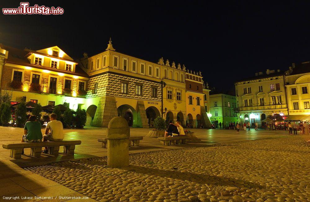 Immagine Piazza del Mercato by night nel cuore di Tarnow, Polonia. In estate si trasforma nel luogo di ritrovo per cittadini e turisti - © Lukasz Siekierski / Shutterstock.com