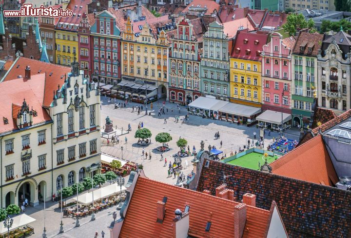 Immagine Piazza del Mercato a Breslavia, Polonia - Gente a passeggio nella grande piazza del mercato della città. Qui si affacciano edifici e palazzi dalle facciate variopinte © Velishchuk Yevhen / Shutterstock.com