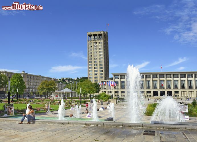 Immagine Piazza del municipio a Le Havre, Francia. Si tratta di un complesso impressionante che comprende una grande piazza e degli edifici, tutto progettato da Auguste Perret. L'Hotel de Ville rappresenta il simbolo della rinascita di Le Havre e illustra bene le idee dell'architetto. Ha grandi colonnati che gli conferiscono un aspetto classico mentre la torre di 70 metri di altezza è risolutamente moderna - © Pecold / Shutterstock.com