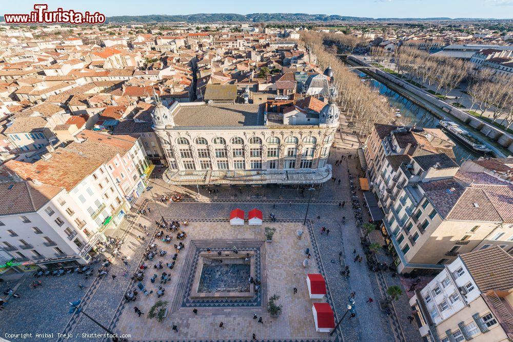 Immagine Piazza del Municipio a Narbona vista dal Gilles Aycelin Dungeon, Occitania, Francia. Alta 41 metri, questa torre con pianta quadrata offre una suggestiva vista panoramica sulla città e sul litorale - © Anibal Trejo / Shutterstock.com