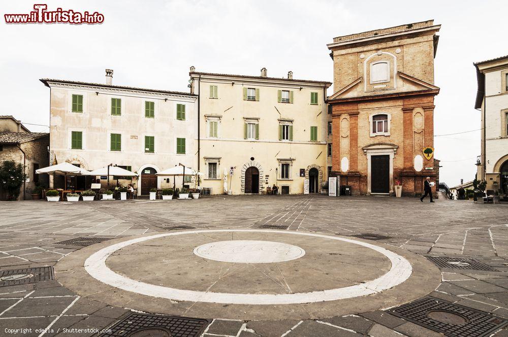 Immagine Piazza del Municipio nel centro storico di Montefalco, Umbria. La "platea rutonda", così definita nel Trecento per via della sua forma quasi circolare, diventa nel Medioevo il centro della vita cittadina oltre che punto di convergenza delle cinque vie principali che dividono l'abitato in spicchi. Qui si affacciano il Palazzo Comunale, l'ex chiesa di San Filippo Neri, l'oratorio di Santa Maria di Piazza e il palazzo de Cuppis - © edella / Shutterstock.com