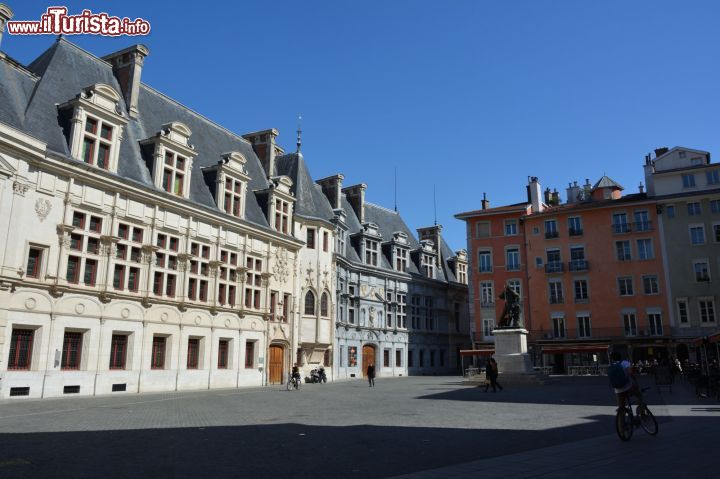 Immagine Piazza del Parlamento del Delfinato a Grenoble, Francia. Prende il nome dall'omonimo palazzo le cui parti più antiche risalgono al XV° secolo.