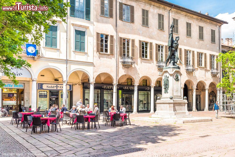 Immagine Piazza del Podestà a Varese, Lombardia. Al centro sorge il monumento in bronzo dedicato a Garibaldi e realizzato da Buzzi-Leone - © elesi / Shutterstock.com