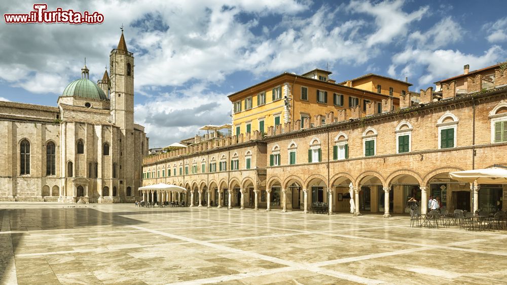 Immagine Una suggestiva veduta di Piazza del Popolo a Ascoli Piceno, Marche, Italia. Definita spesso come il salotto della città, è il luogo in cui gli ascolani si incontrano per passeggiare e chiacchierare.