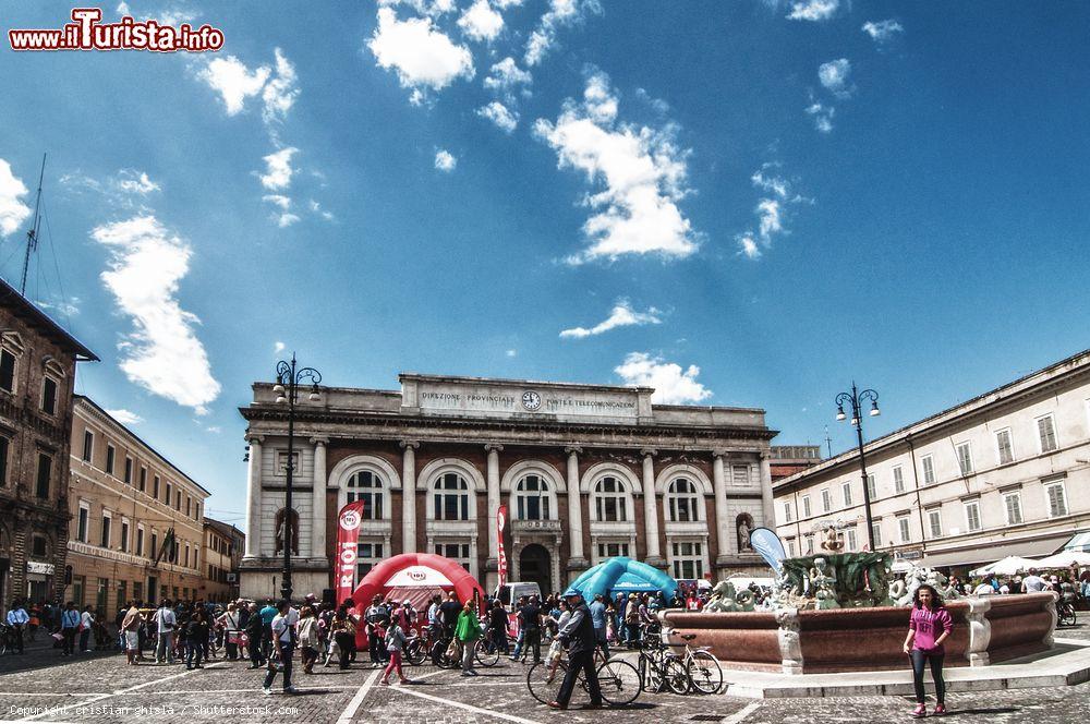 Immagine Piazza del Popolo a Pesaro con le nuvole in cielo, Marche, Italia. Ai quattro lati è delimitata dalle Poste e dai Palazzi Ducale, Baviera e Comunale - © cristian ghisla / Shutterstock.com