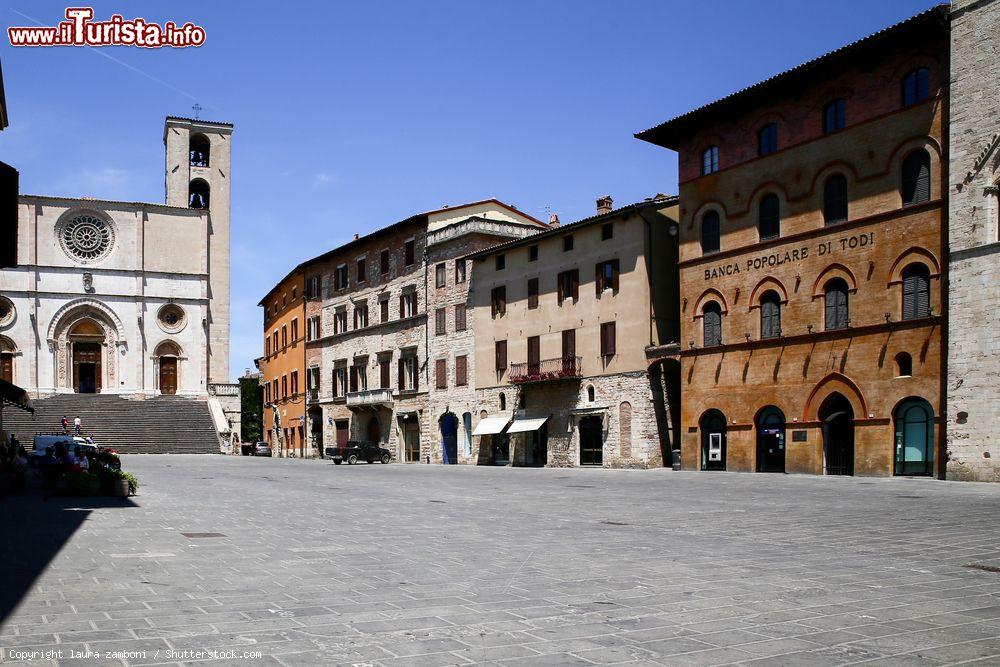 Immagine Piazza del Popolo a Todi con la Cattedrale della Santissima Maria Annunziata, Umbria - © laura zamboni / Shutterstock.com