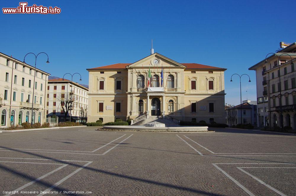 Immagine Piazza del Popolo a Vittorio Veneto, provincia di Treviso: ospita il Comune e il monumento alla Prima Guerra Mondiale - © Alessandro Zappalorto / Shutterstock.com