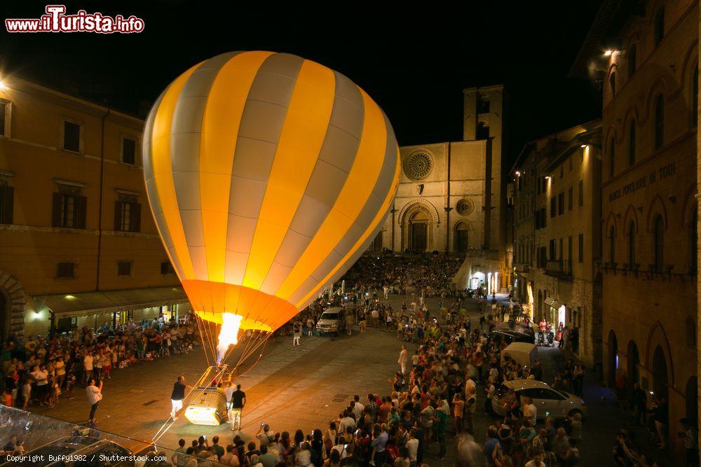 Immagine Piazza del Popolo con Mongolfiera durante il Todi Festival in Umbria - © Buffy1982 / Shutterstock.com