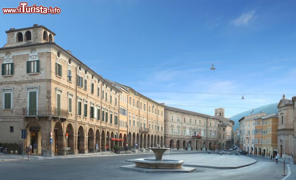 Immagine Piazza del Popolo in centro a San Severino Marche - © Mirko Scoccia - CC BY-SA 4.0, Wikipedia