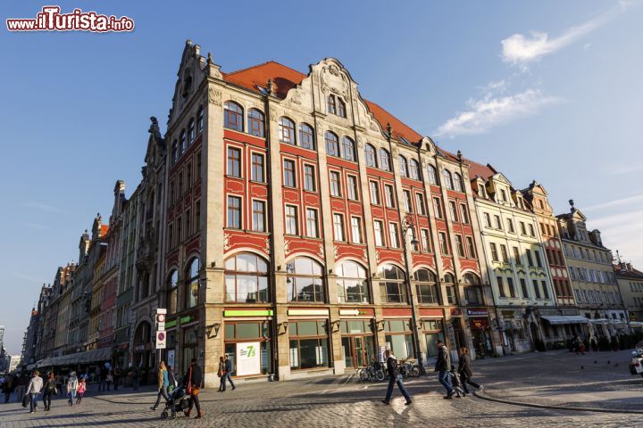 Immagine Piazza del Sale a Breslavia, Polonia - Per scoprire questa bella cittadina polacca si deve passeggiare nei suoi giardini e nelle stradine del centro: da non perdere è Salt Square che ospita giorno e notte bancarelle di fiori e piccoli artigiani © marekusz / Shutterstock.com