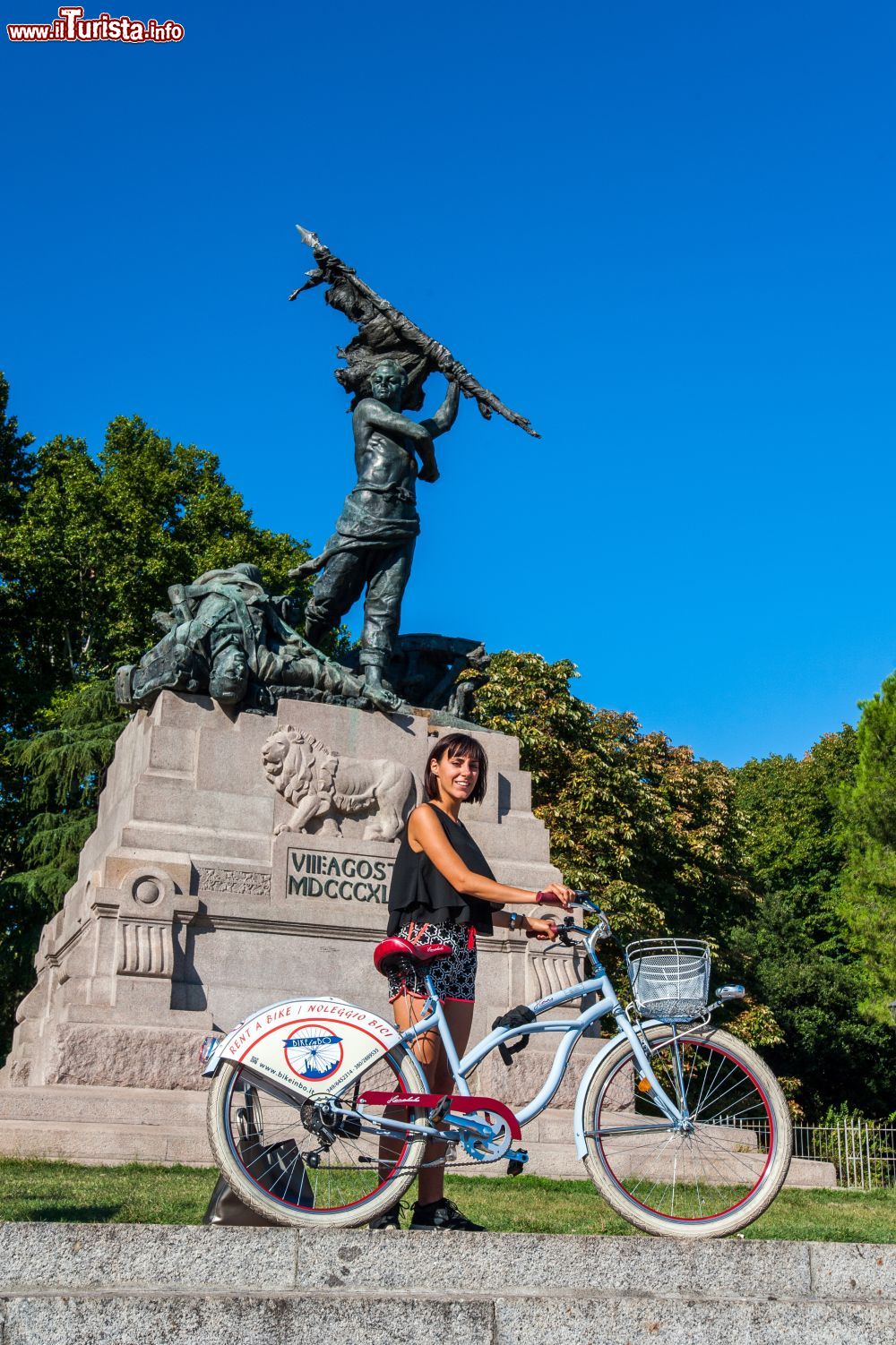 Immagine Piazza dell'8 Agosto, il monumento ai piedi della Montagnola di Bologna - © Walk 'n Ride by BikeinBo / www.touremiliaromagna.it/