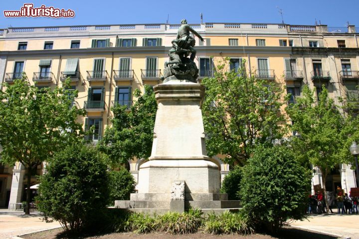 Immagine Girona: la statua ai "Defensores de Girona" contro l'assedio francese situata in Plaza Independencia. La scultura risale al XIX secolo ed è opera di Antoni Parrera - foto © Andrea Seemann / Shutterstock.com