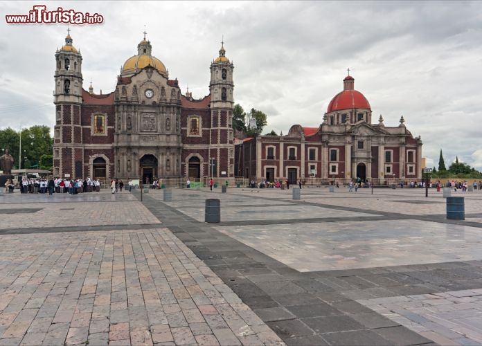 Immagine La piazza antistante la Basilica di Nostra Signora di Guadalupe a Città del Messico. Ospita l'effige della Virgen de Guadalupe ed è uno dei più importanti siti di pellegrinaggio latinoamericani - © Anilah / Shutterstock.com