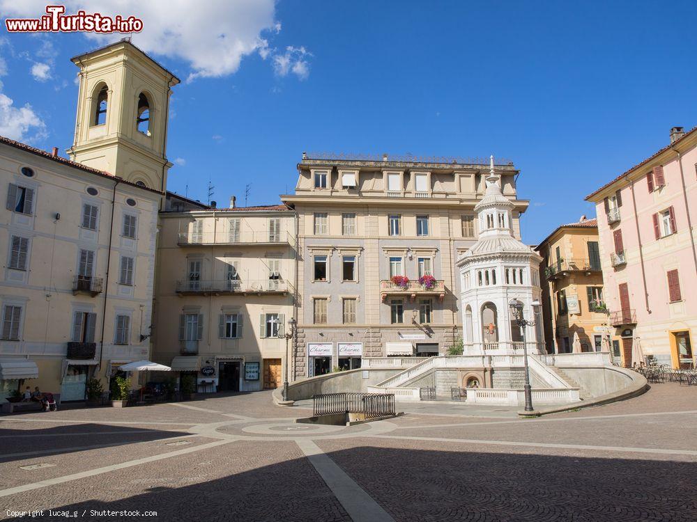 Immagine Piazza della Bollente nel centro di Acqui Terme, Piemonte. Un'antica tradizione narra che i bambini appena nati fossero portati sino alla fonte presente in questa piazza per esservi immersi un attimo: se ne uscivano vivi, ottenevano l'appellativo di sgaientò, cioè scottati - © lucag_g / Shutterstock.com