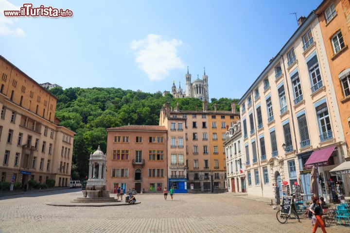 Immagine Piazza della Cattedrale e collina di Fourviere a Lione, Francia - © Lewis Liu / Shutterstock.com