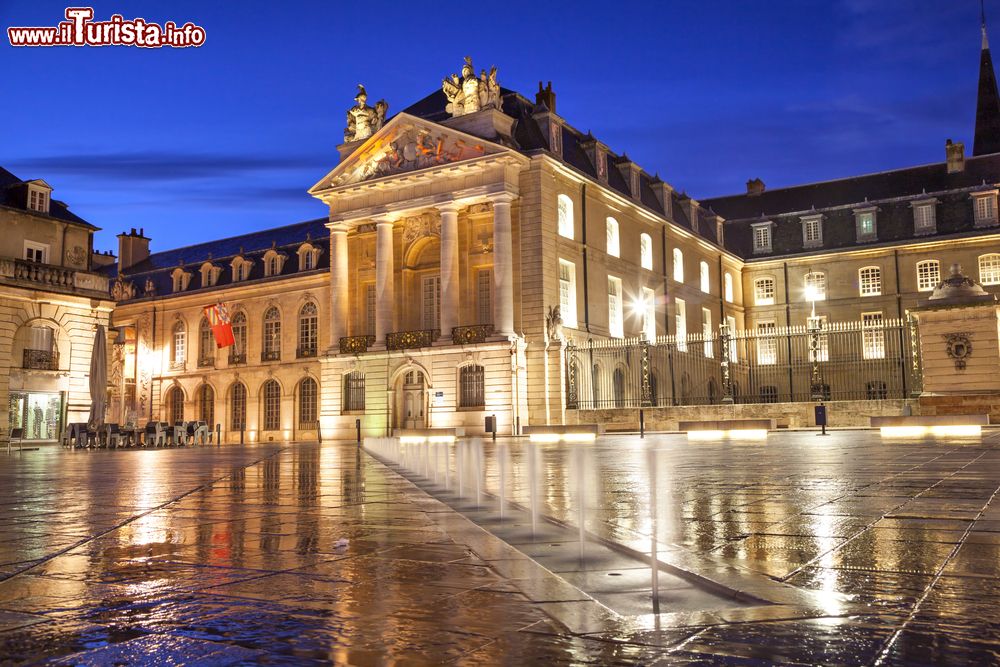Immagine Piazza della Liberazione con il Palazzo dei Duchi a Digione, Francia: una bella veduta notturna dei duchi di Borgogna, complesso eretto a partire dal XIV° secolo in stile gotico e poi ampliato nel XVII° secolo in gusto barocco.