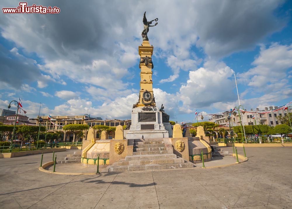 Immagine Piazza della Libertà a San Salvador, El Salvador, Centro America. Situata nel cuore della capitale, questa bella piazza è una delle attrazioni turistiche più famose del paese. Fu proprio da qui che nel XVI° secolo iniziò l'espansione della città.