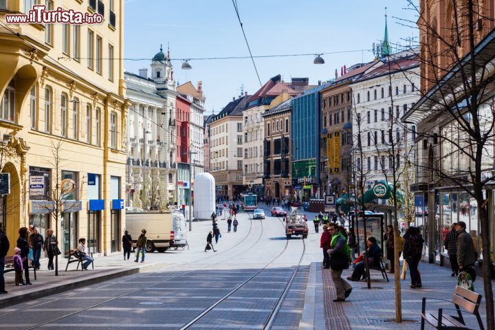 Immagine Piazza della Libertà nel centro storico di Brno, Repubblica Ceca. Namesti Svobody unisce la storia all'architettura moderna e all'arte. Negli ultimi anni questa piazza ha ospitato eventi culturali e manifestazioni di vario genere, dai tradizionali mercatini di Natale sino a spettacoli musicali e teatrali - © 250095799 / Shutterstock.com