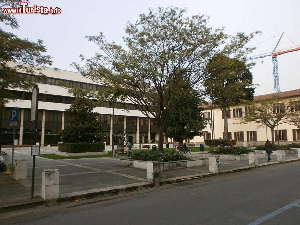 Immagine Piazza della Resistenza in centro a Paderno Dugnano a nord di Milano - © Stefano Stabile, CC BY-SA 3.0, Wikipedia