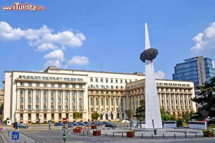 Immagine Piazza della Rivoluzione si trova in centro a Bucarest, la capitale della Romania. - © ncristian / Shutterstock.com