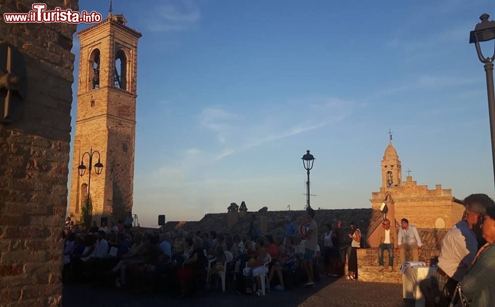 Immagine Piazza della Torre a Piagge nelle Terre Roveresche (Marche)  - © Santox, GFDL, Wikipedia