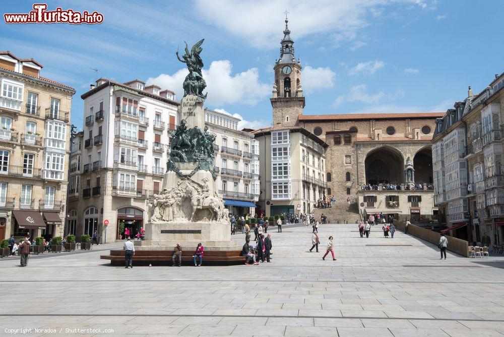 Immagine Piazza della Vergine Bianca a Vitoria Gasteiz, Spagna: qui si trova il monumento che commemora la battaglia di Vitoria avvenuta nel giugno del 1813  - © Noradoa / Shutterstock.com