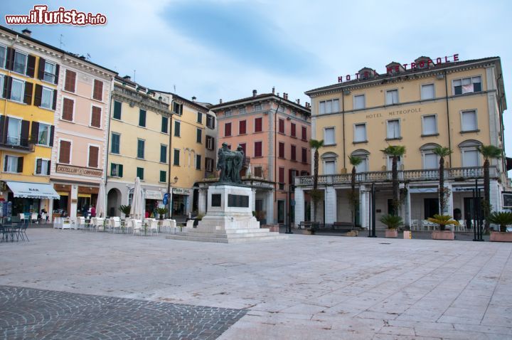 Immagine Piazza della Vittoria a Salò, Lombardia. Palazzi e edifici dalle facciate color pastello si affacciano su Piazza della Vittoria, principale area urbanistica della città - © giovanni boscherino / Shutterstock.com