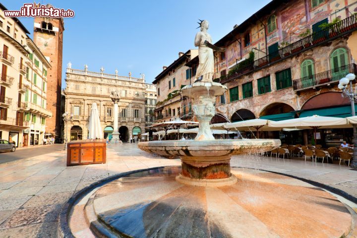 Immagine Piazza delle Erbe a Verona - Si tratta del luogo centrale di Verona, da cui si dirama per esempio la strada che porta al famoso balcone di Romeo e Giulietta. Qui vi sono moltissime fontane dai complessi scultorei meravigliosi, così come vi sono molti bar e ristoranti pronti ad accogliere chiunque nel bellissimo spazio, per poter ammirare e respirare il bellissimo scenario davanti a loro - © Nickolay Vinokurov / Shutterstock.com