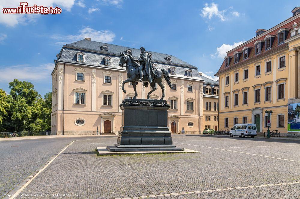 Immagine Piazza Democrazia a Weimar, Germania, con la statua del duca Carlo Augusto all'Anna Amalia Library. Sulla destra, la Princely House - © Valery Rokhin / Shutterstock.com