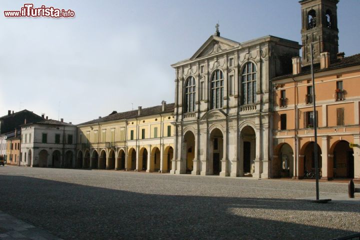 Immagine La Piazza di Pomponesco, uno dei borghi più belli della Lombardia - © Roberto Rossi