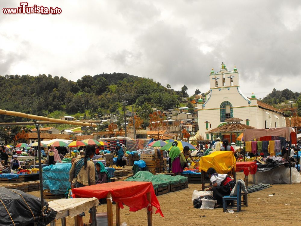 Immagine La piazza principale di San Juan Chamula (Chiapas, Messico) durante il mercato. Sullo sfondo, il Templo de San Juan.