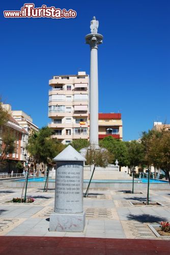 Immagine Piazza di San Rafael a Fuengirola con colonna monumentale, provincia di Malaga, Spagna - © Arena Photo UK / Shutterstock.com