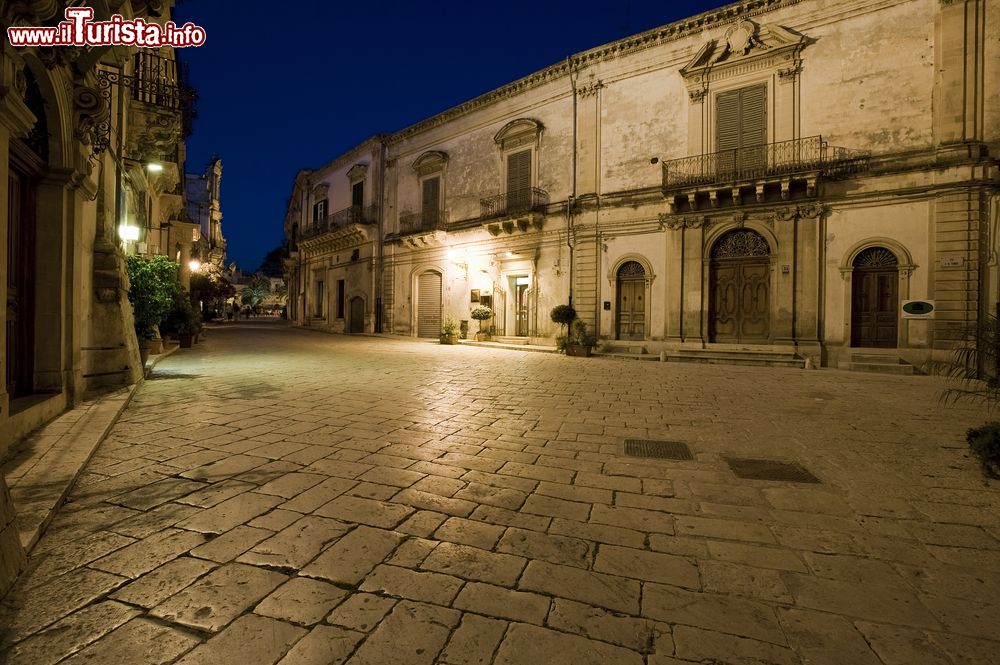 Immagine Una piazza a Scicli: fotografia notturna di un angolo barocco della città della Sicilia