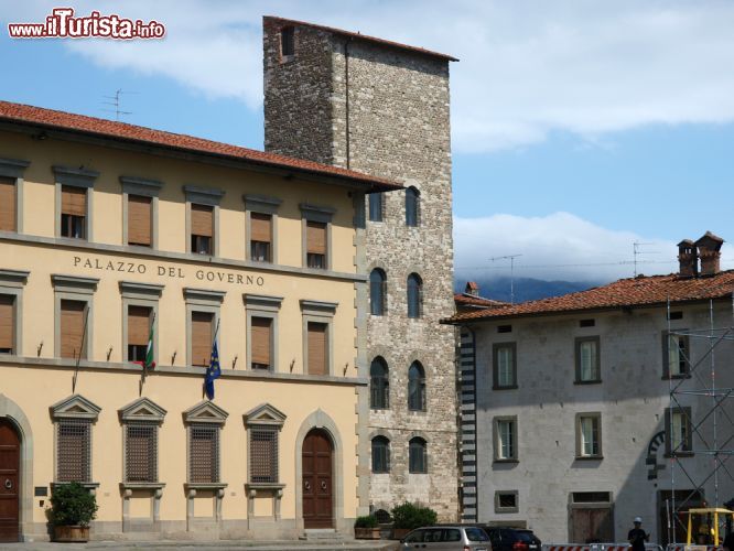 Immagine Scorcio di Piazza Duomo a Pistoia, Toscana - Palazzo del Governo, al civico numero 10, si affaccia sulla bella Piazza Duomo della città © wjarek / Shutterstock.com