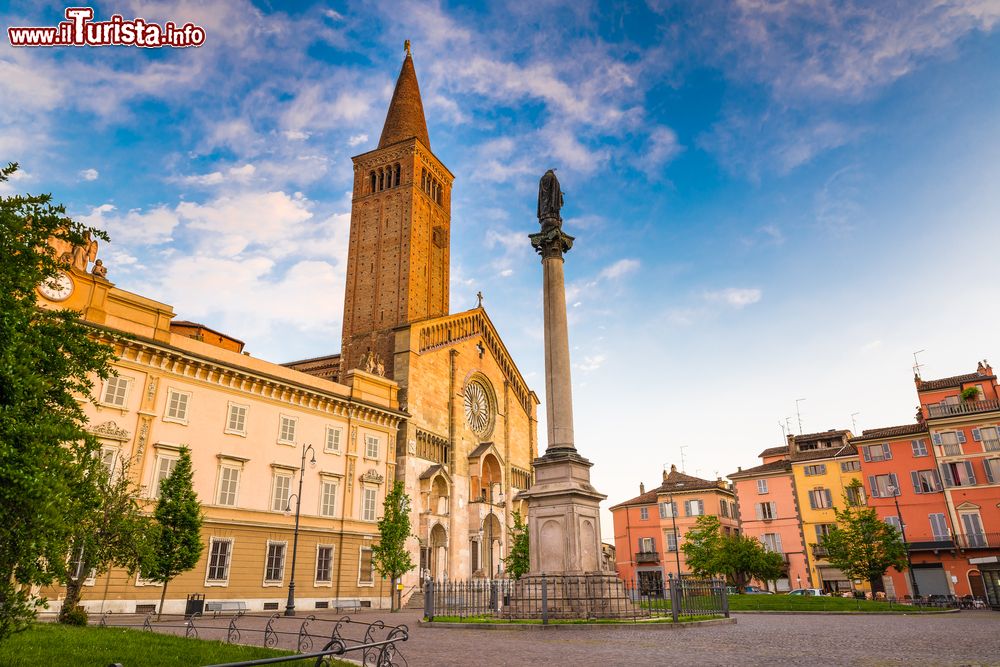 Immagine Piazza Duomo e  la Cattedrale di Santa Maria Assunta e Santa Giustina a Piacenza