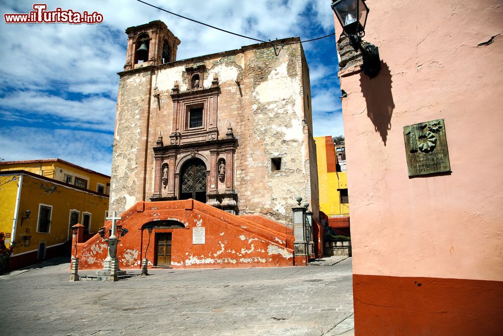 Immagine Piazza e chiesa di San Roque a Guanajuato, Messico. In questa piccola area pubblica situata nel centro cittadino si trova il tempio di San Roque la cui costruzione risale al 1726.