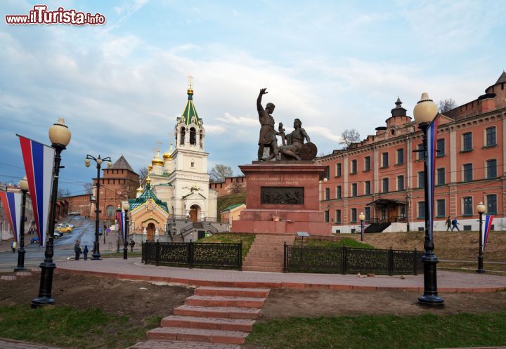 Immagine La piazza e il monumento a Minin e Pozharsky nel centro di Nizhny Novgorod, Russia. Kuz'ma Minin nacque porprio a Nizhny nel XV secolo e cobatté per la Russia contro l'esercito invasore polacco - foto © Elena Mirage / Shutterstock.com