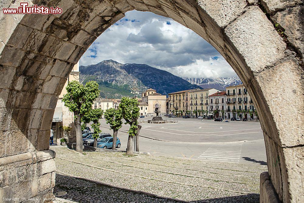 Immagine Piazza Garibaldi a Sulmona, Abruzzo, vista dall'acquedotto. La sua planimetria rettangolare è caratterizzata da uno spicchio dell'acquedotto Svevo e da una fontana medievale sul lato opposto oltre che dalle chiese di San Filippo Neri e San Rocco - © TTL media / Shutterstock.com