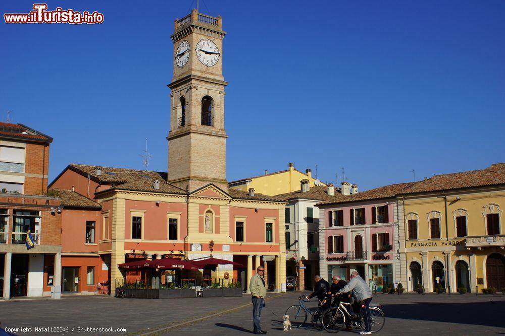 Immagine Piazza Garibaldi ed il Palazzo della Torre a Forlimpopoli, Emilia Romagna - © Natali22206 / Shutterstock.com