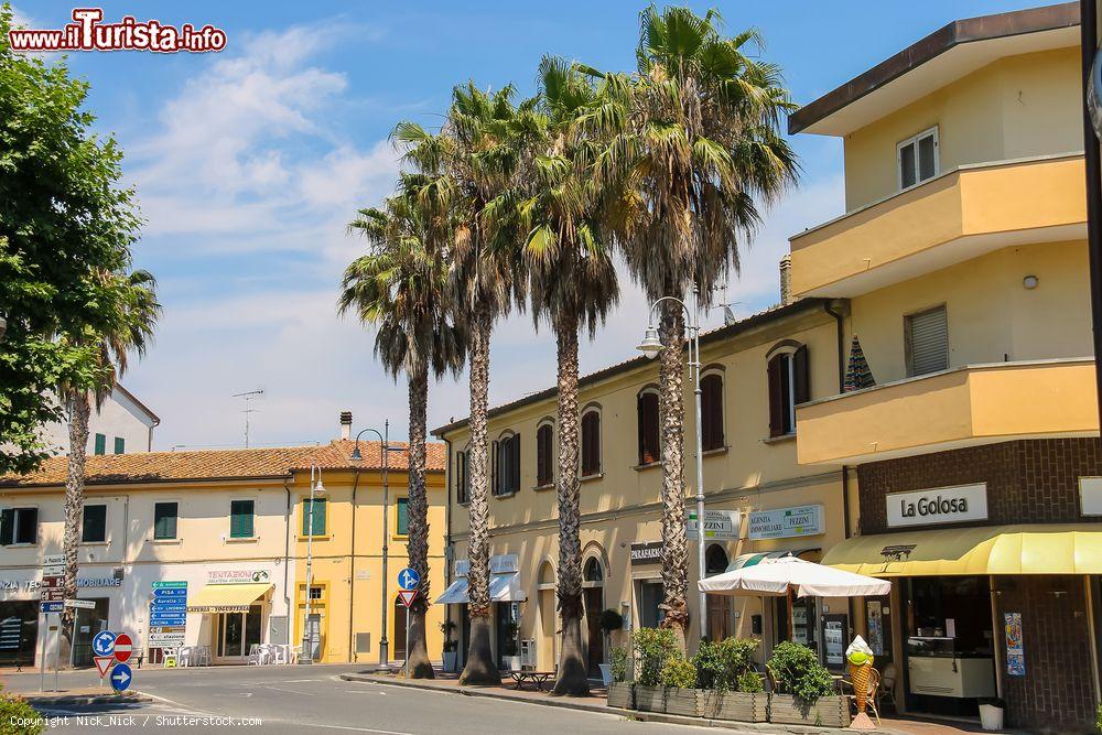 Immagine Piazza Garibaldi nel centro di Vada in Toscana - © Nick_Nick / Shutterstock.com