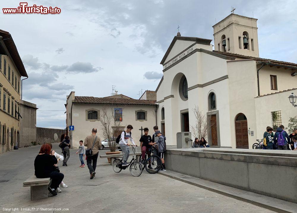 Immagine Piazza Giacomo Matteotti  e la Pieve di Santo Stefano a Campi Bisenzio in Toscana - © lissa.77 / Shutterstock.com