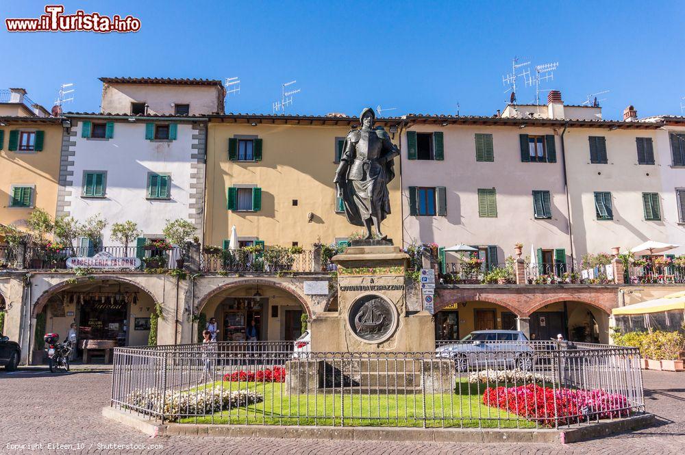 Immagine Piazza Giacomo Matteotti nel centro storico di Greve in Chianti, Toscana - © Eileen_10 / Shutterstock.com