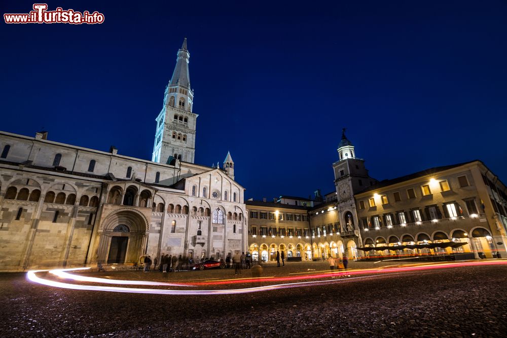 Immagine Piazza Grande by night, Modena, Emilia-Romagna. E' la piazza principale della città, in pieno centro storico; con il duomo e la torre civica, nel 1997 è stata inserita nella lista dei patrimoni dell'umanità dell'Unesco.