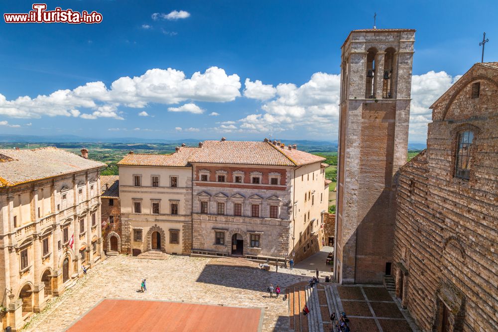 Immagine Piazza Grande e la Chiesa di Santa Maria Assunta nel centro storico rinascimentale di Montepulciano in Toscana