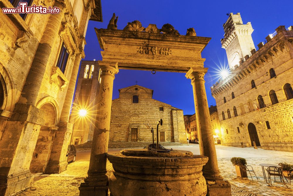 Immagine Piazza Grande in Montepulciano ed un antico pozzo fotografato di notte. In questa piazza era stata aeretta una grande fontana per le riprese di New Moon il secondo episodio della Saga di Twilight